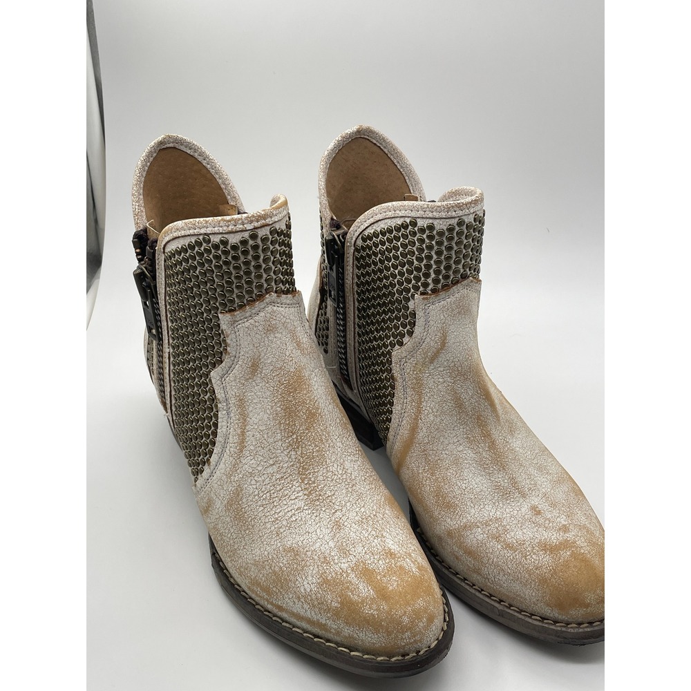 Circle G by Corral Womens Distressed White Studded Leather Ankle Boots  7.5M
